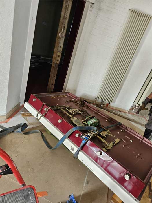 kluisdeur ontmanteld en vastgegespt