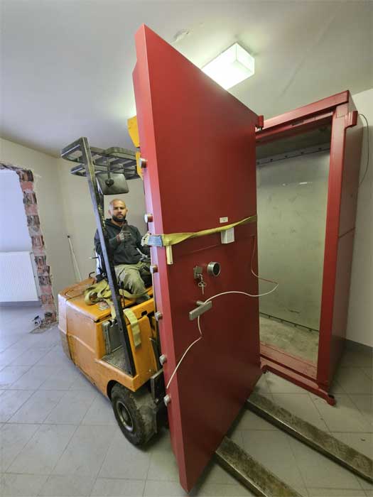  transport stalen kluisdeuren met vorkheftruck